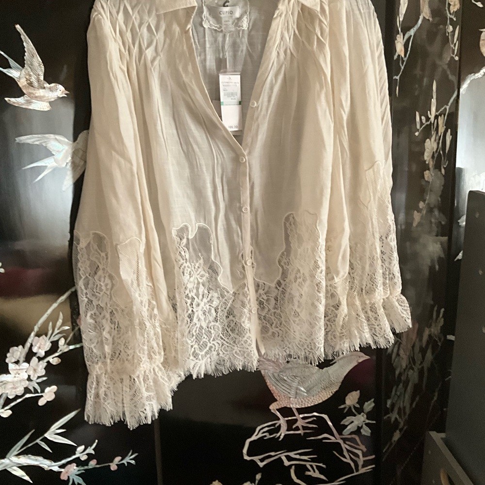 🍦NWT Light airy, lace-detailed shirt adds romantic appeal. Reduction sale 2026